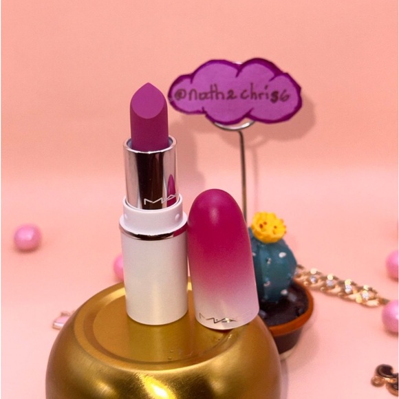 MAC Cosmetics Powder Kiss Lipstick in Fuchsia Frenzy New 1.5g no box - Picture 2 of 12